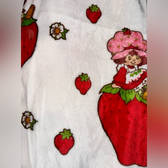 Strawberry Shortcake Blanket🍓 - Picture 2 of 3